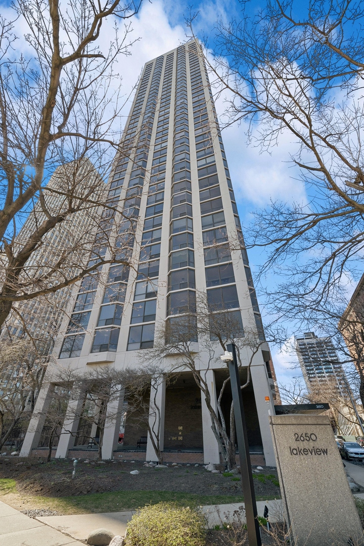 2650 N Lakeview Avenue Unit: 1610