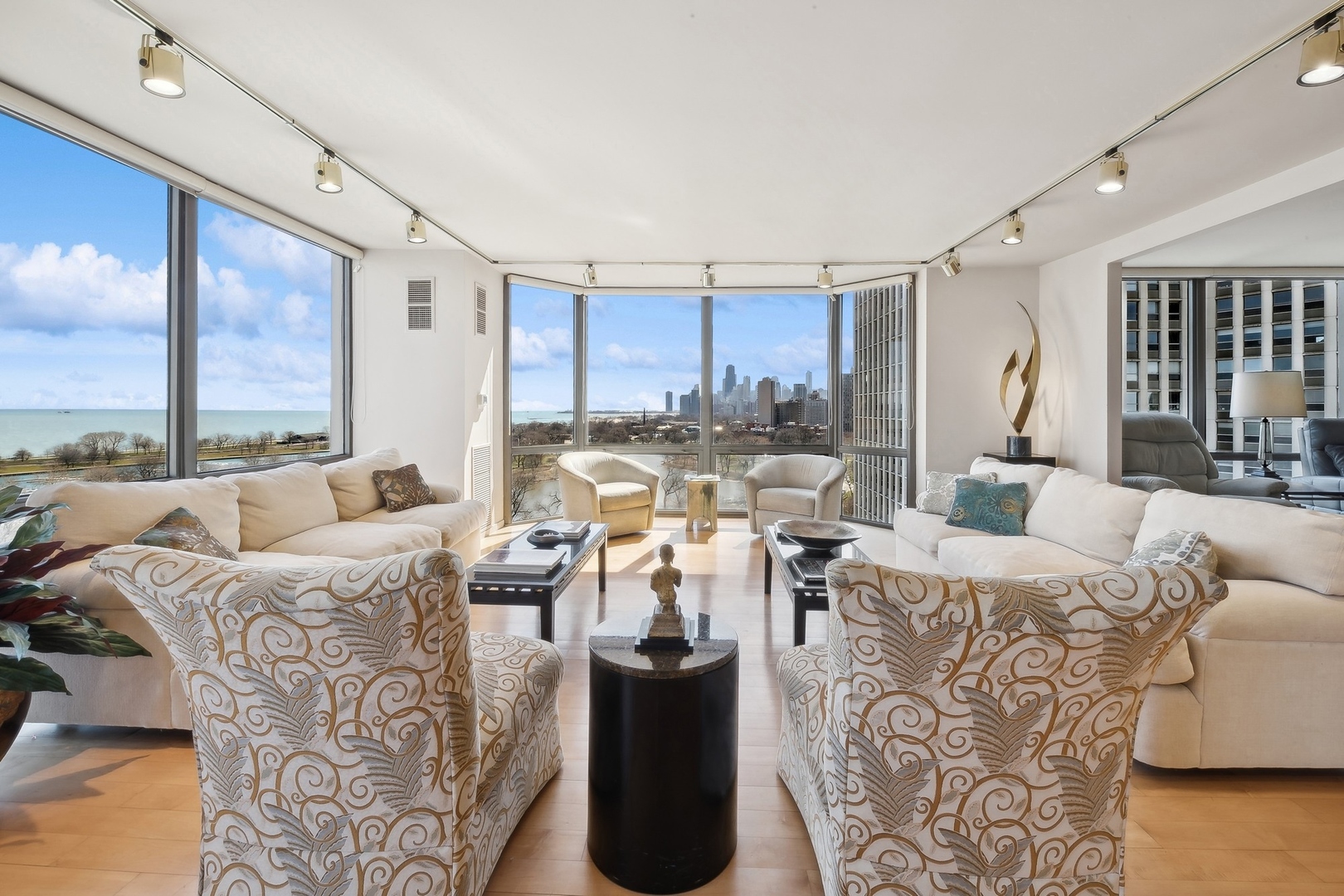 2650 N Lakeview Avenue Unit: 1610