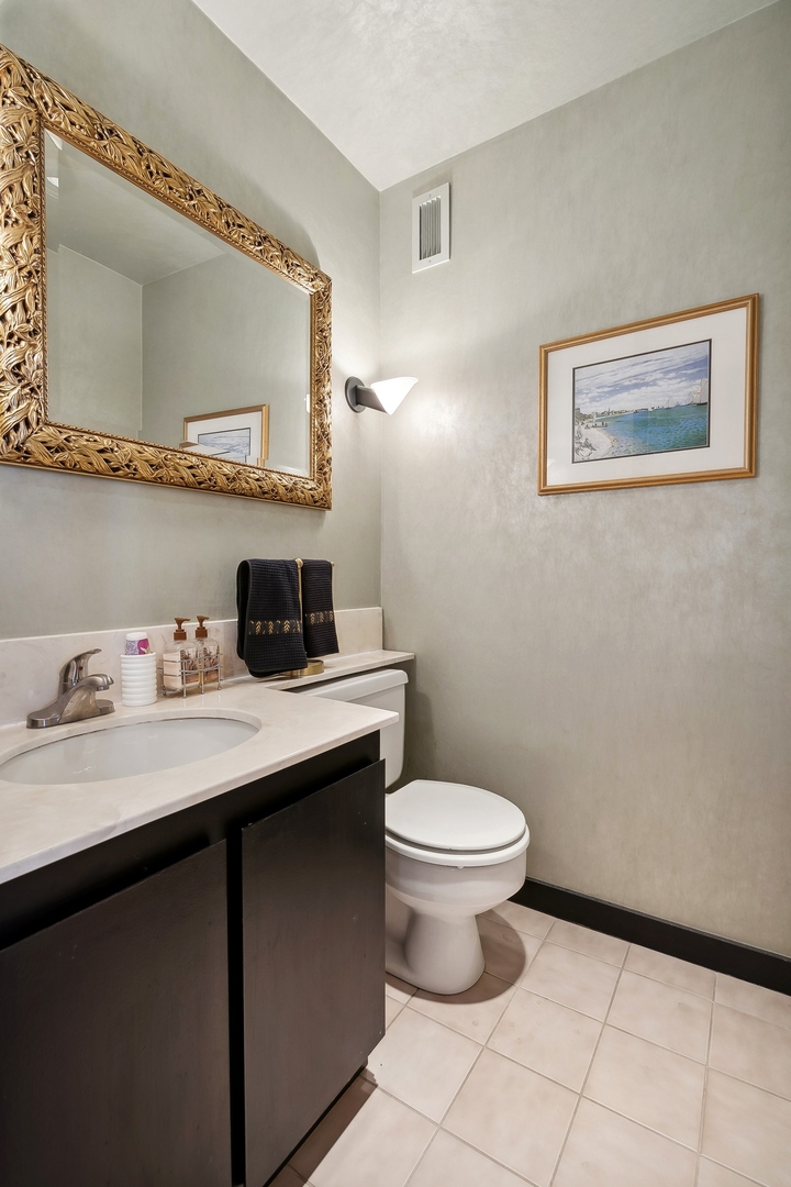 2650 N Lakeview Avenue Unit: 1610