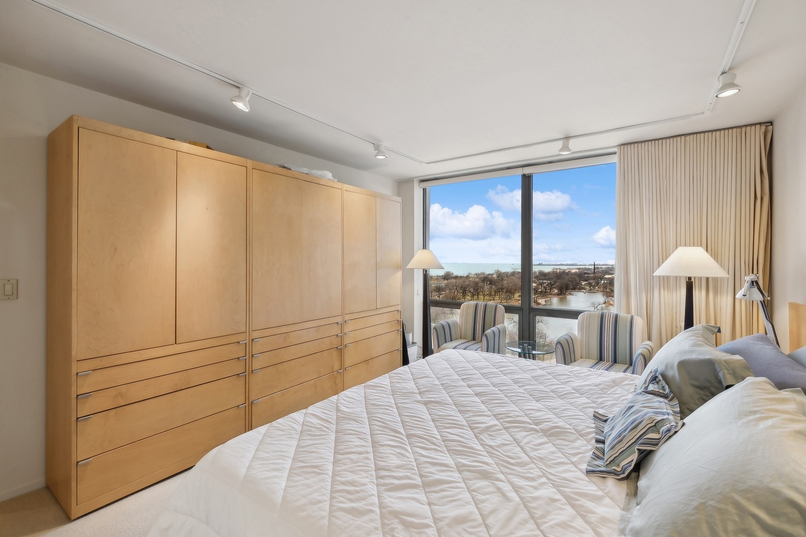 2650 N Lakeview Avenue Unit: 1610