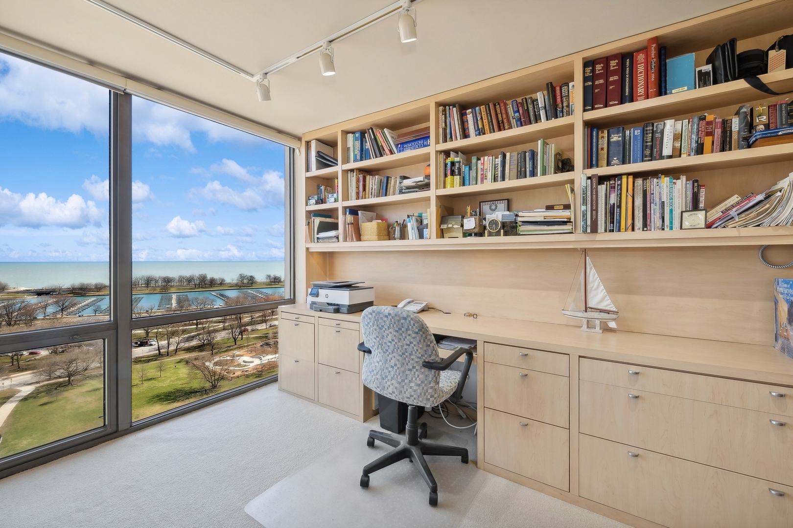 2650 N Lakeview Avenue Unit: 1610