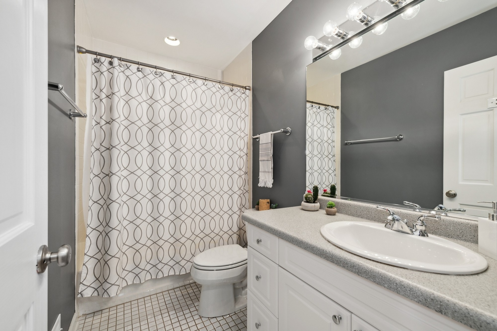 1502 N Mohawk Street