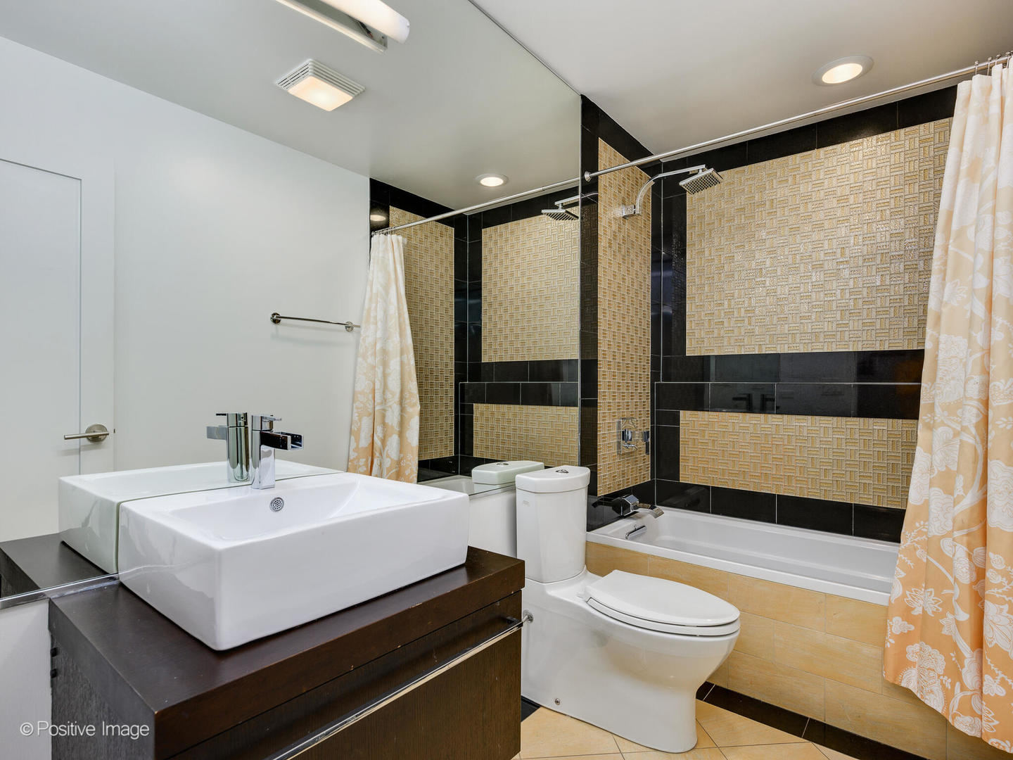 2542 W Cortland Street