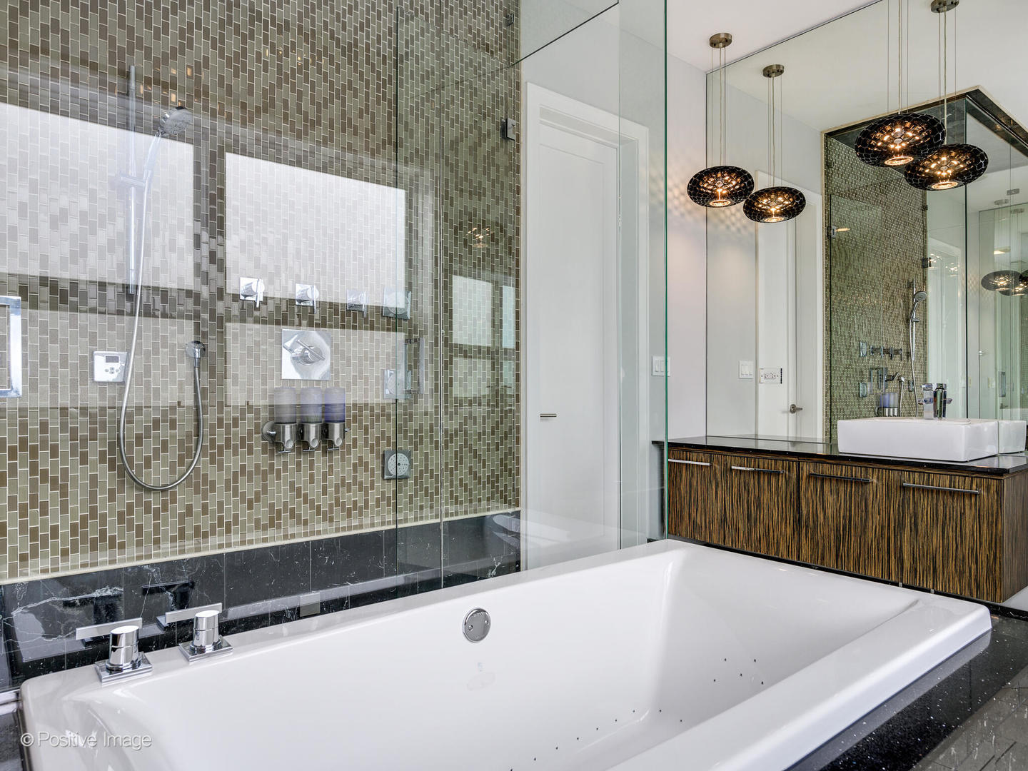 2542 W Cortland Street