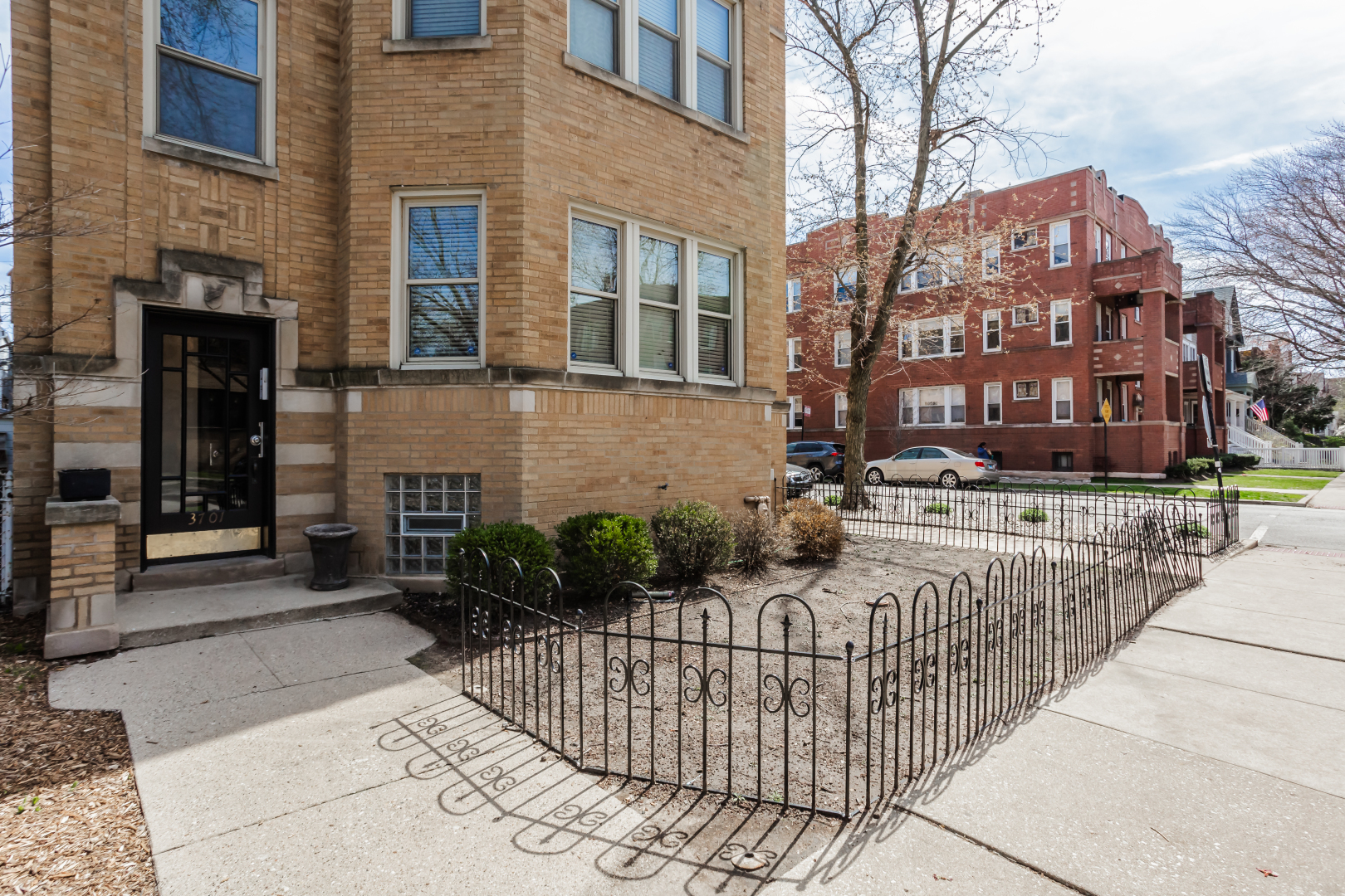 3701 N Bosworth Avenue Unit: 3