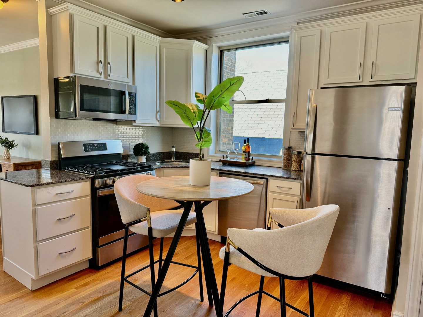 3701 N Bosworth Avenue Unit: 3