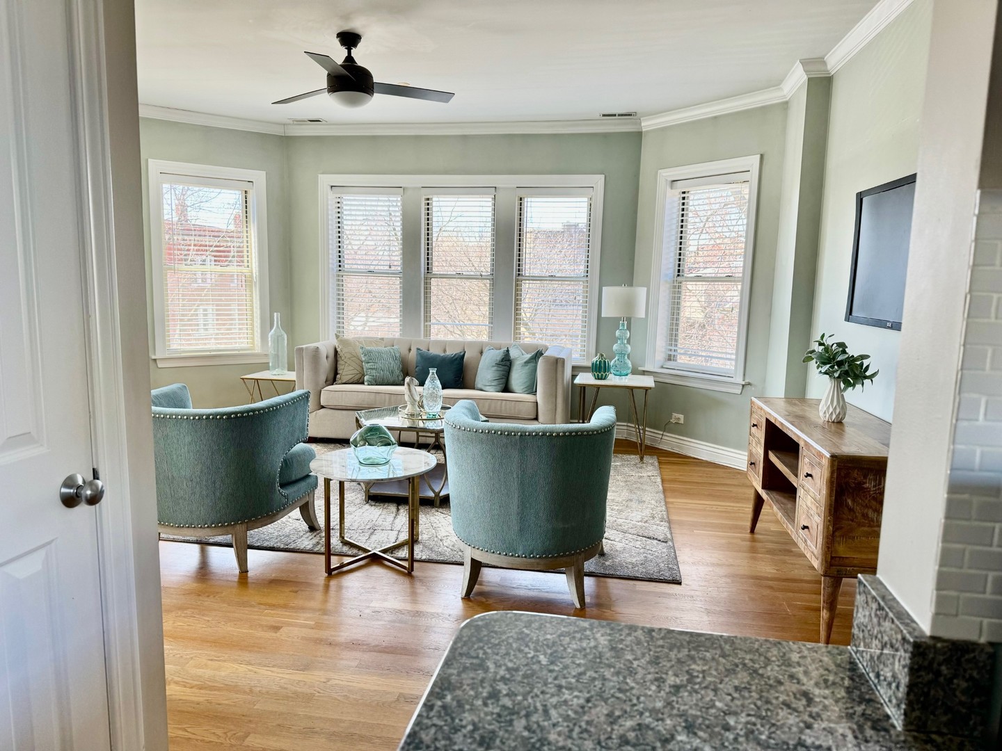 3701 N Bosworth Avenue Unit: 3