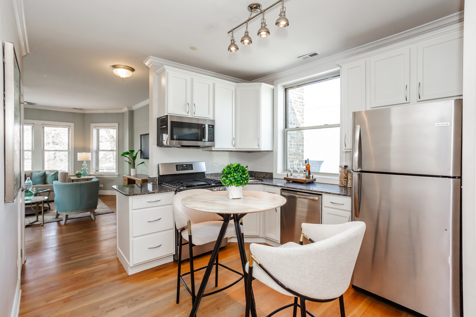 3701 N Bosworth Avenue Unit: 3