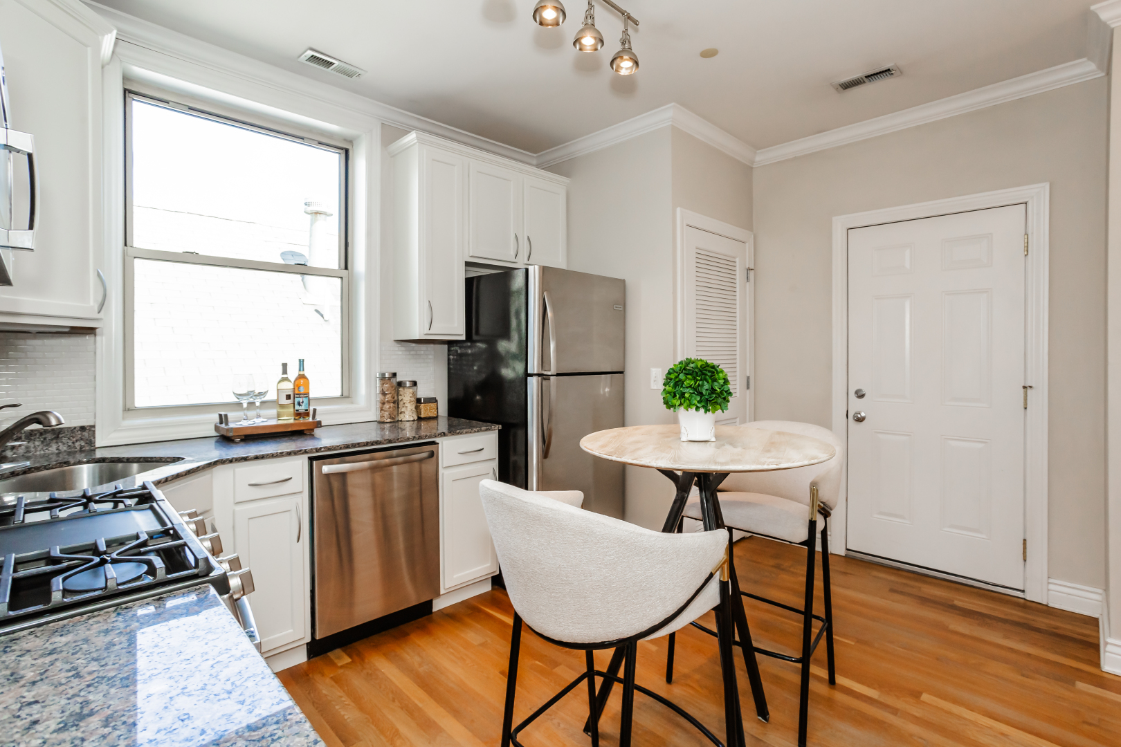 3701 N Bosworth Avenue Unit: 3