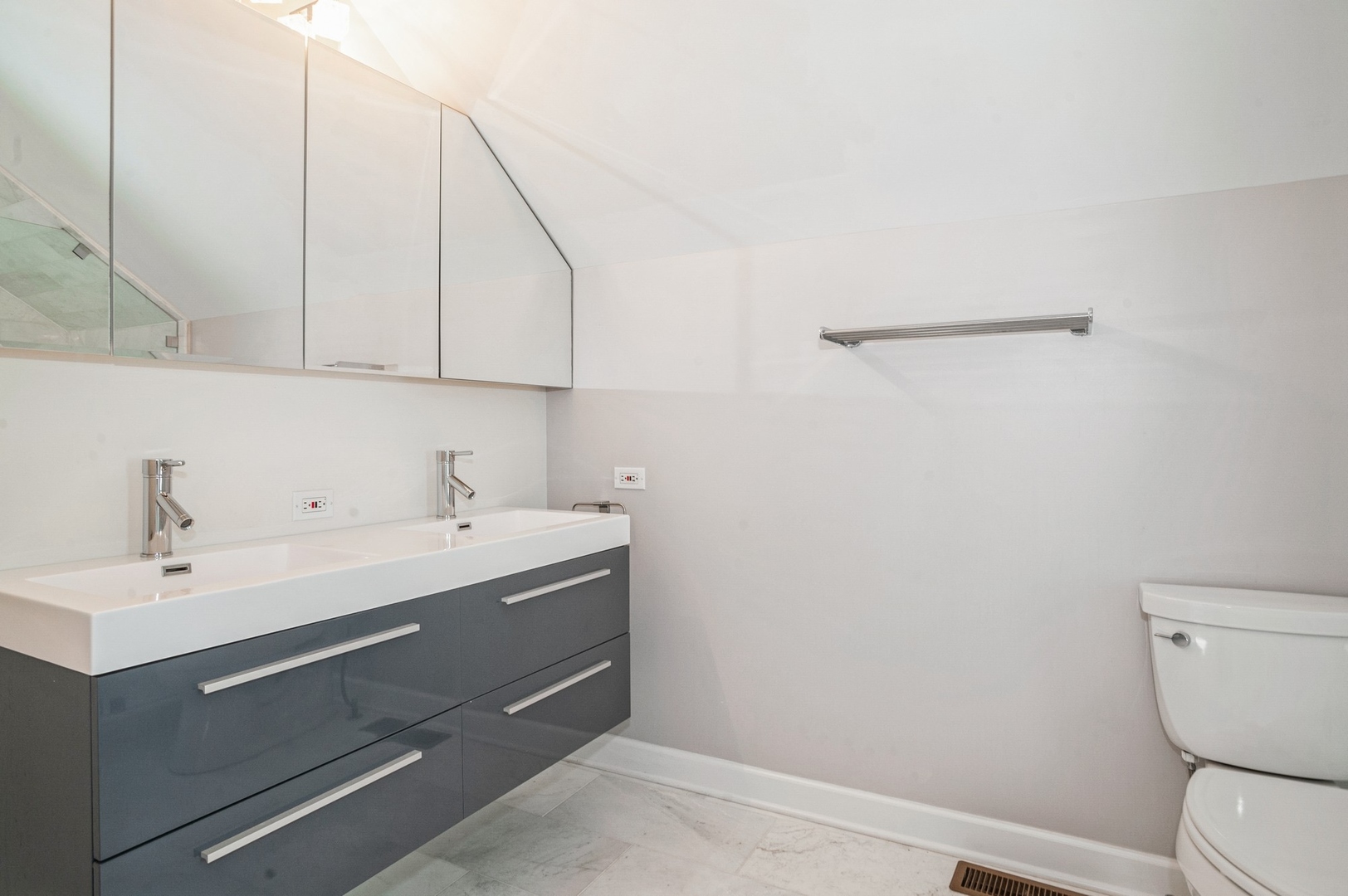 850 W Fullerton Avenue