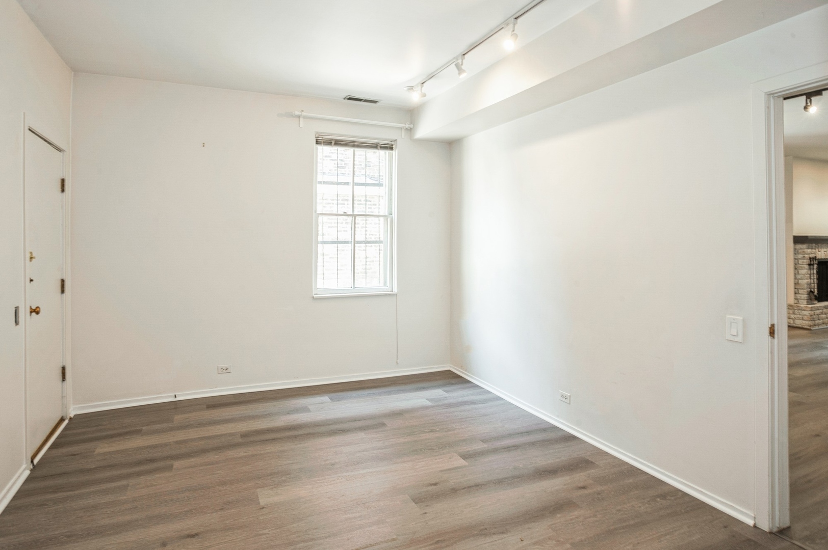 850 W Fullerton Avenue