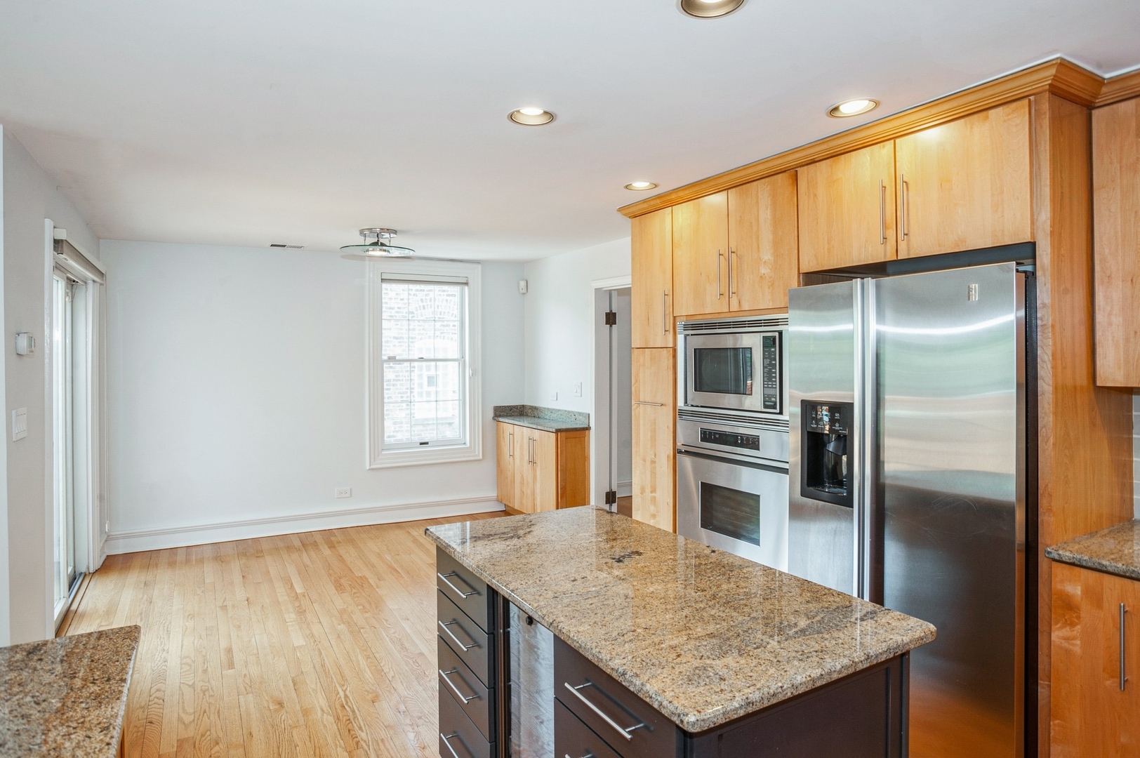 850 W Fullerton Avenue