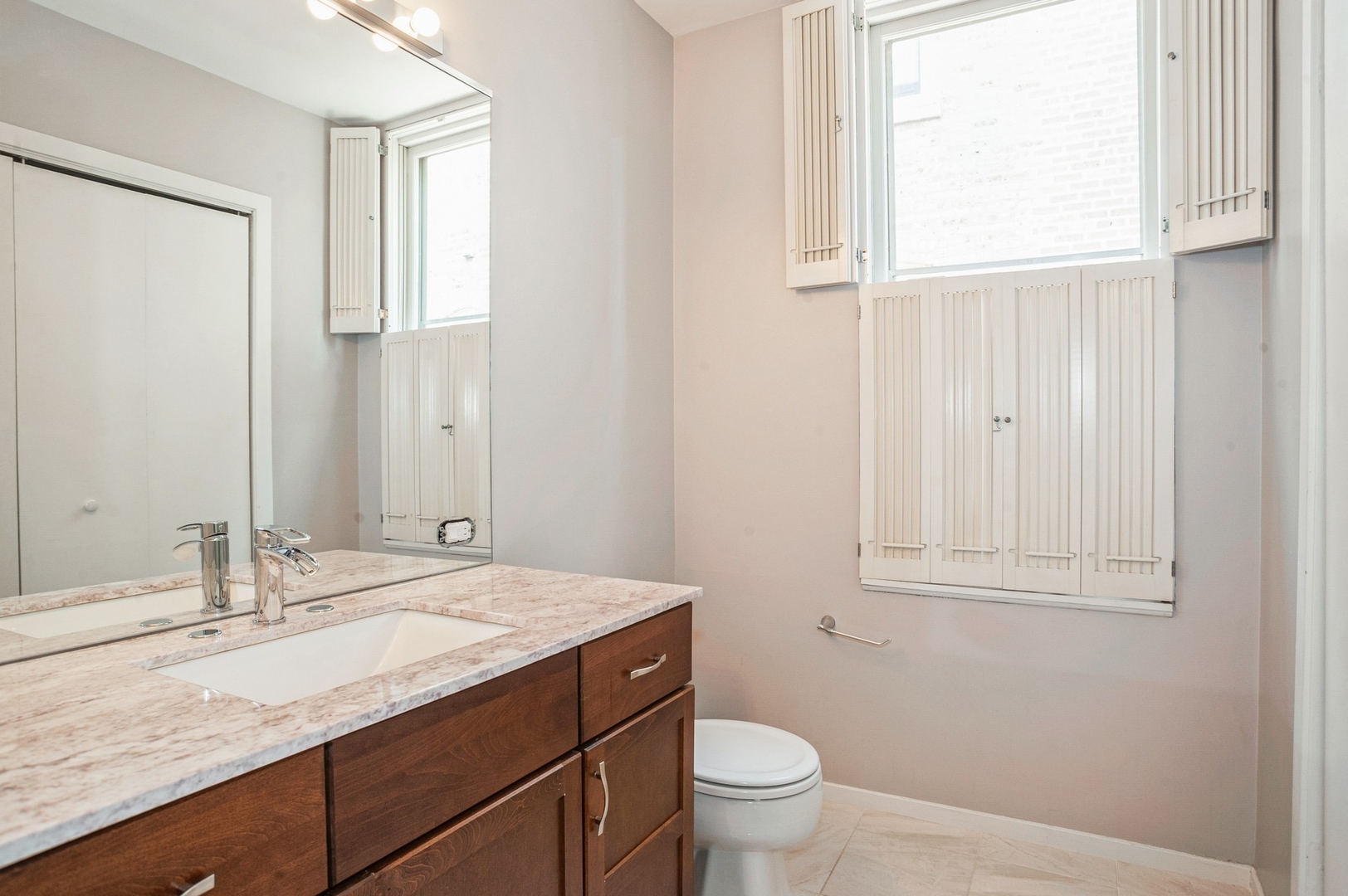 850 W Fullerton Avenue