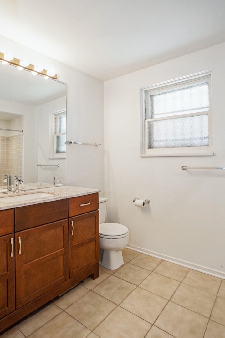 850 W Fullerton Avenue