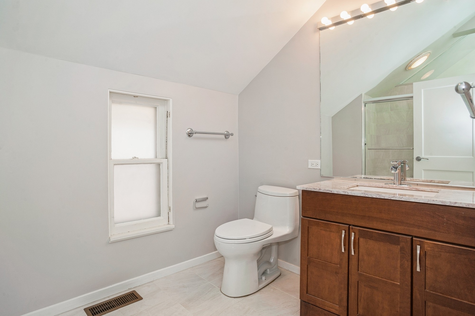 850 W Fullerton Avenue