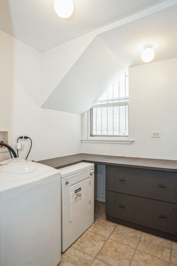 850 W Fullerton Avenue