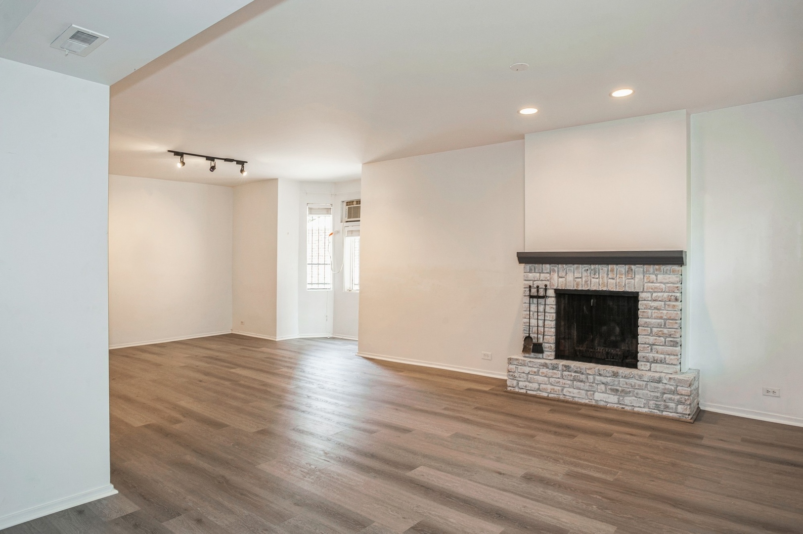 850 W Fullerton Avenue