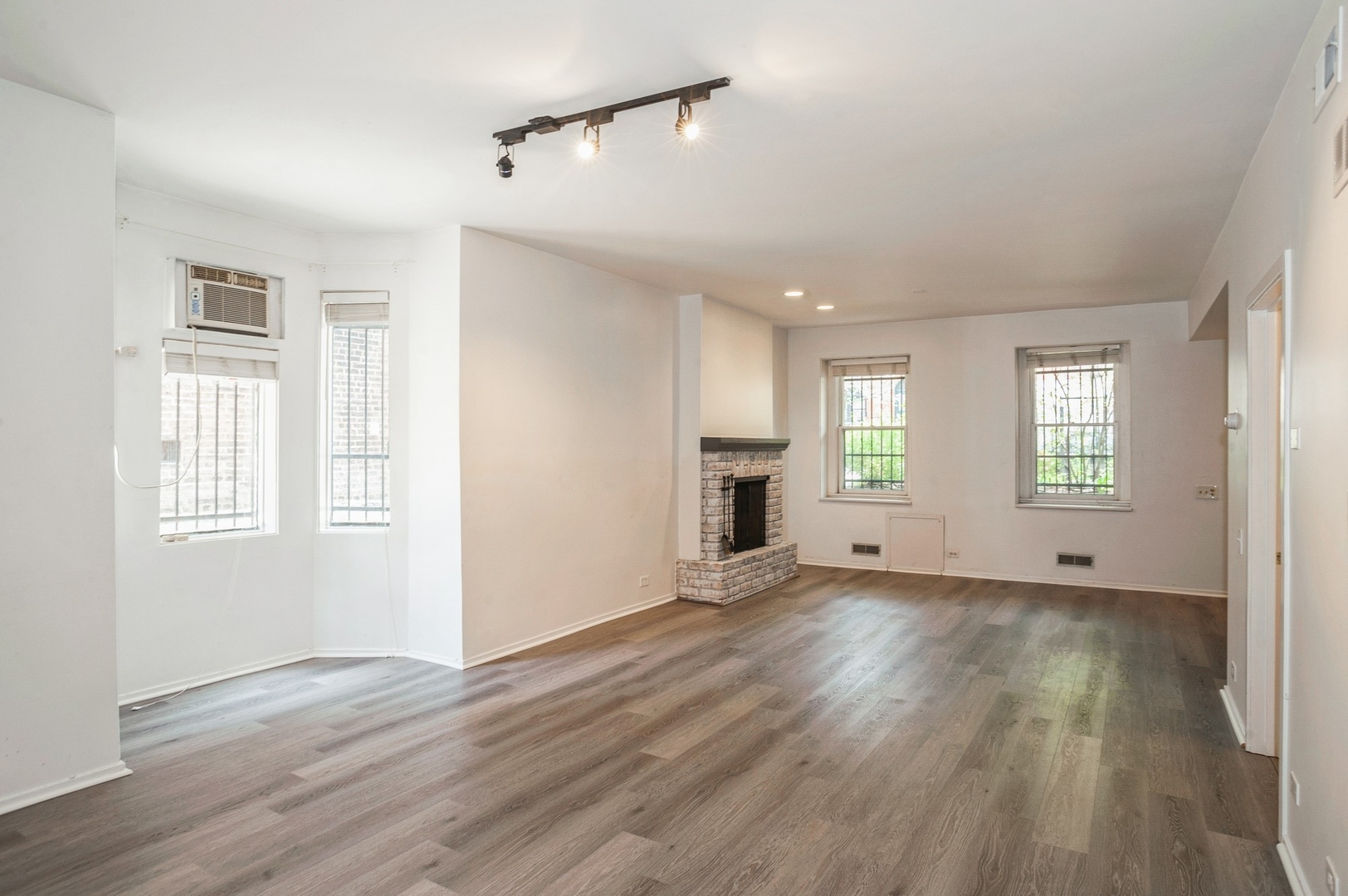 850 W Fullerton Avenue