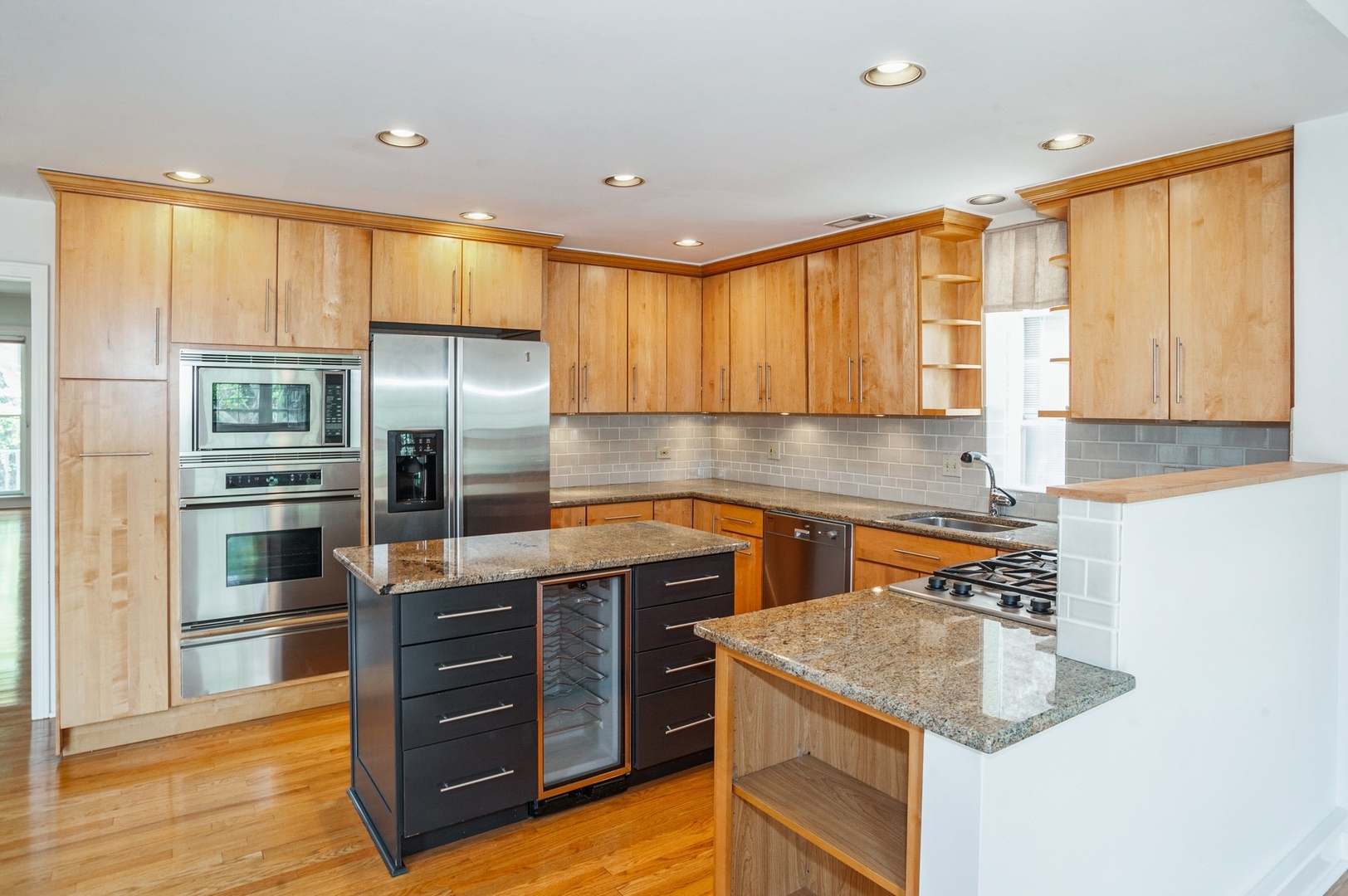 850 W Fullerton Avenue