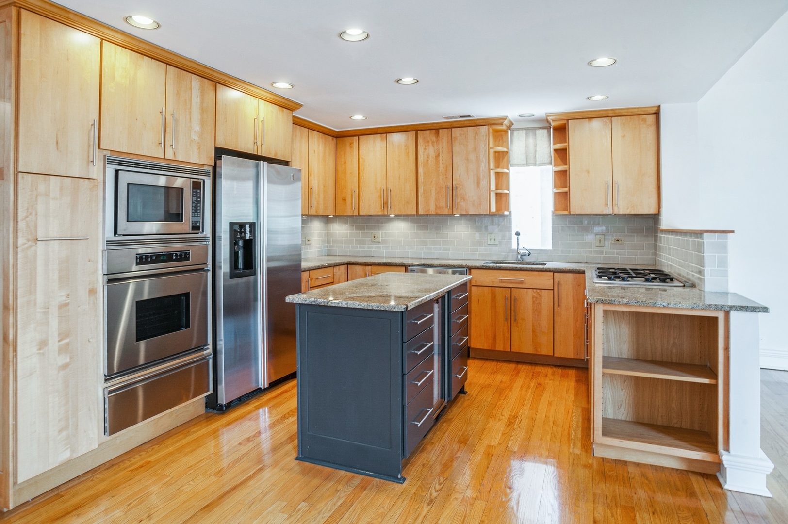 850 W Fullerton Avenue