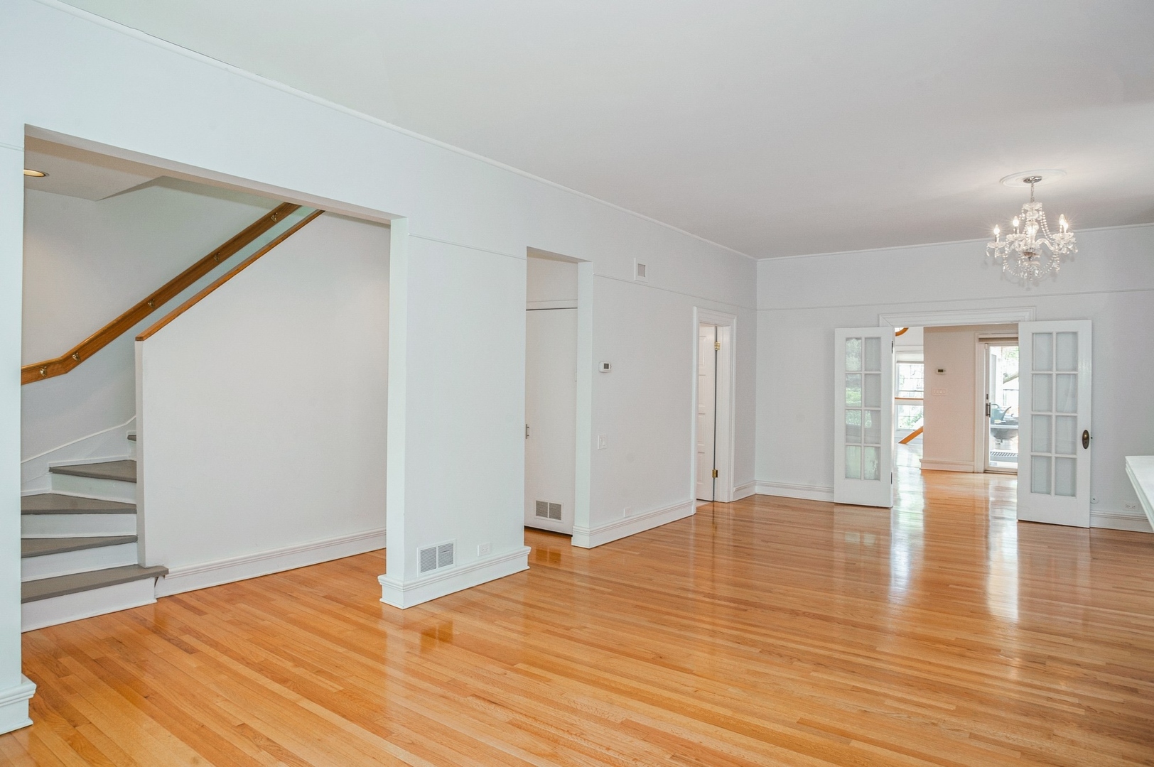 850 W Fullerton Avenue