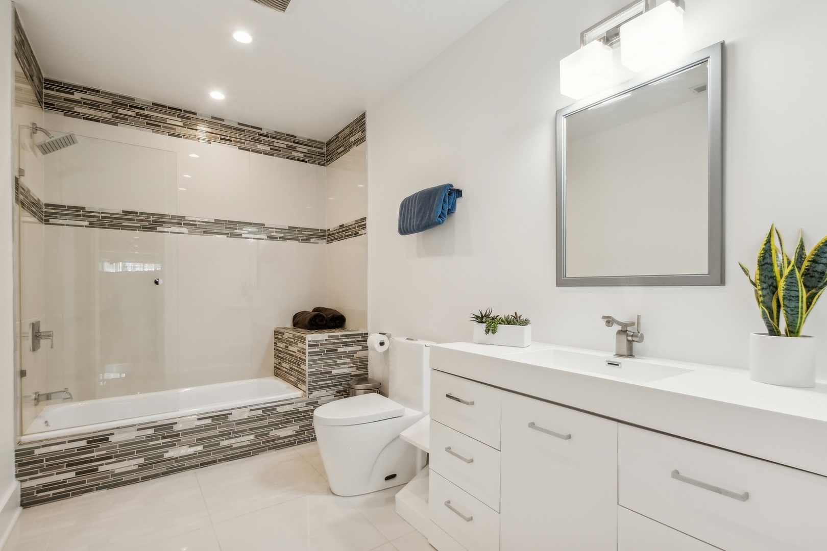 1822 W Warner Avenue