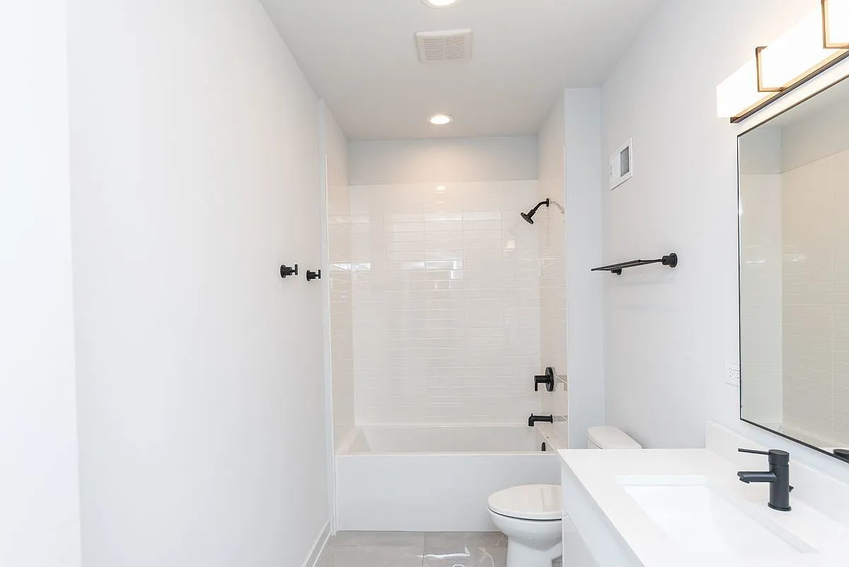 213 N Racine Avenue Unit: 301