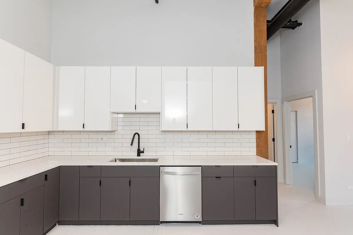 213 N Racine Avenue Unit: 301