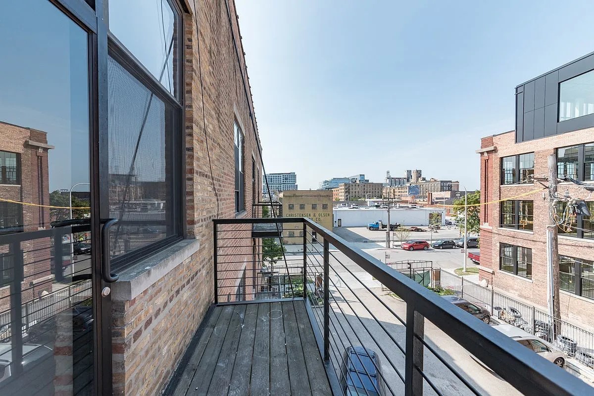 213 N Racine Avenue Unit: 301