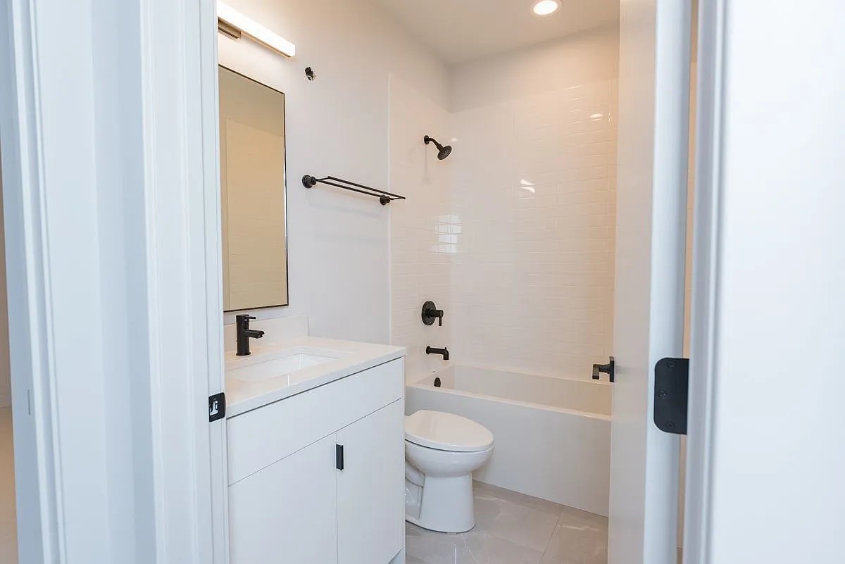 213 N Racine Avenue Unit: 301