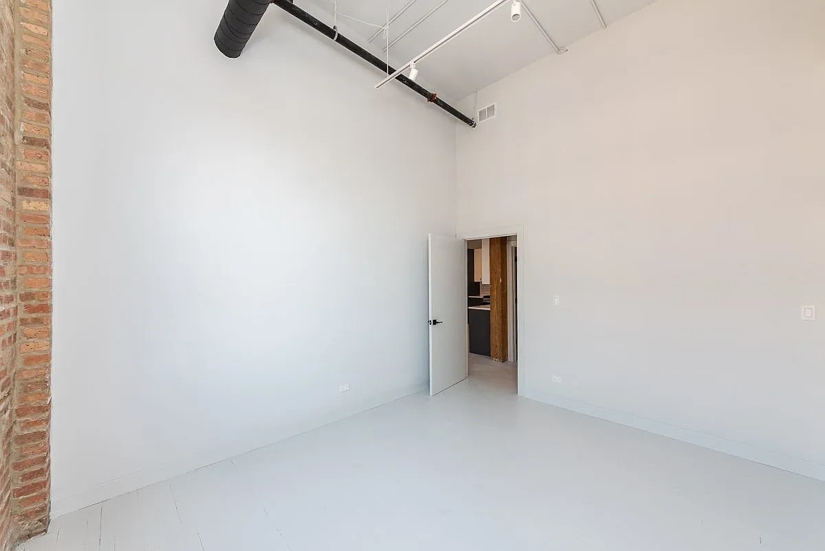 213 N Racine Avenue Unit: 301