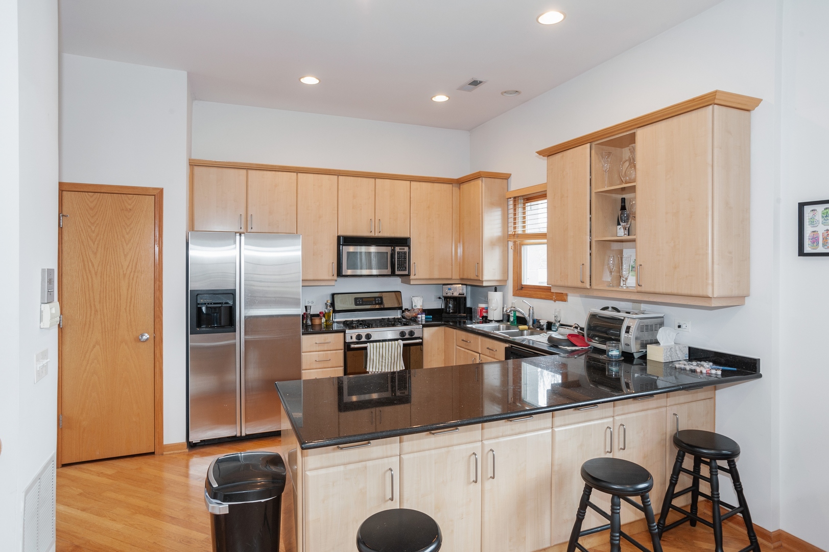 651 W WELLINGTON Avenue Unit: 4