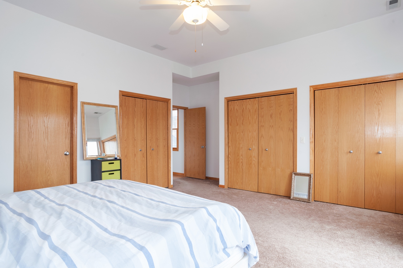 651 W WELLINGTON Avenue Unit: 4