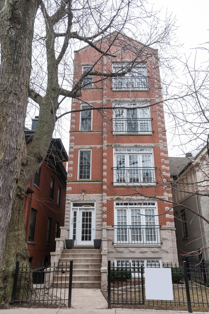 651 W WELLINGTON Avenue Unit: 4
