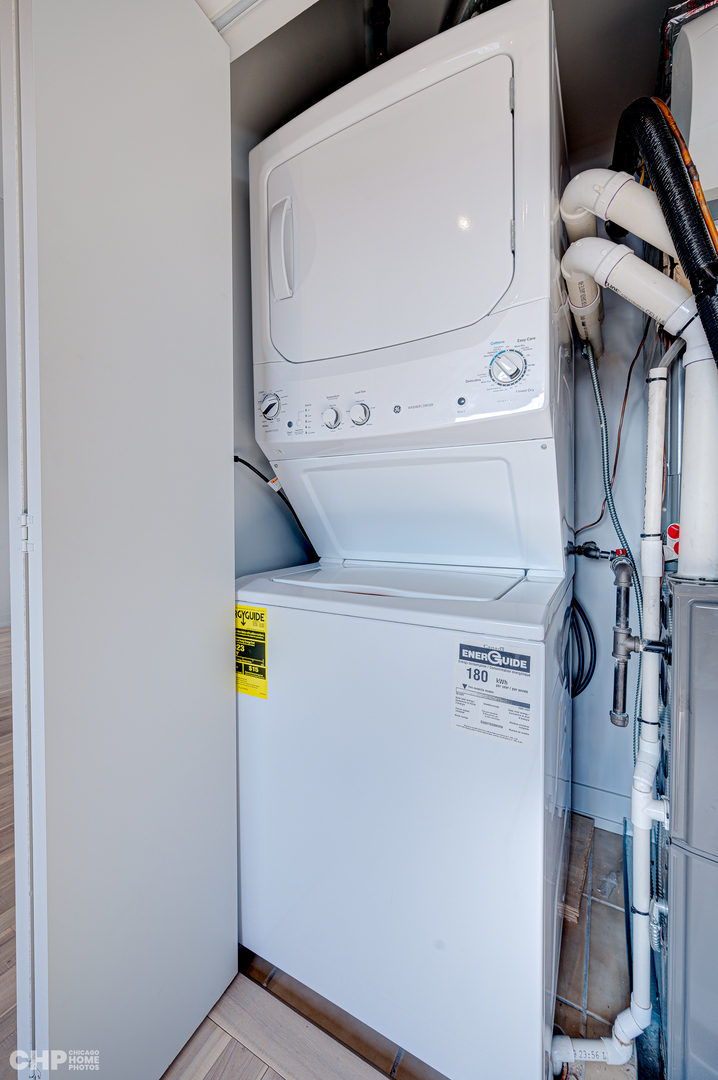 213 N Racine Avenue Unit: 302