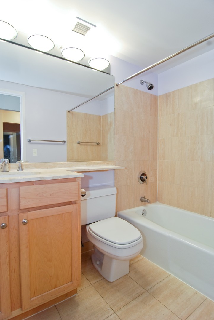 350 W BELDEN Avenue Unit: 302