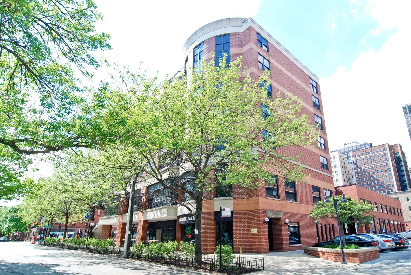 350 W BELDEN Avenue Unit: 302