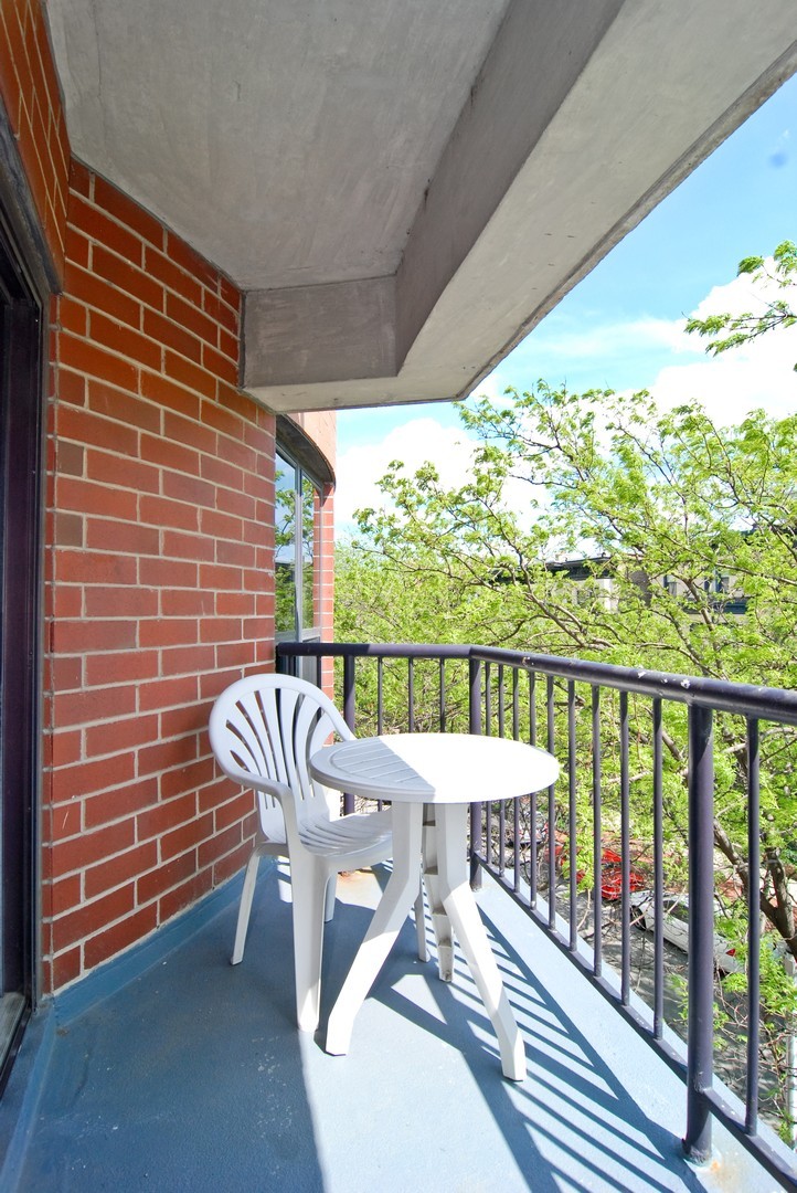 350 W BELDEN Avenue Unit: 302