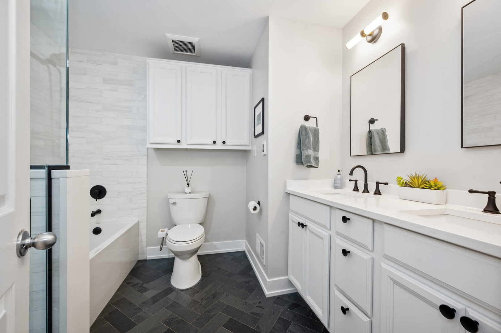 2706 N Southport Avenue Unit: B