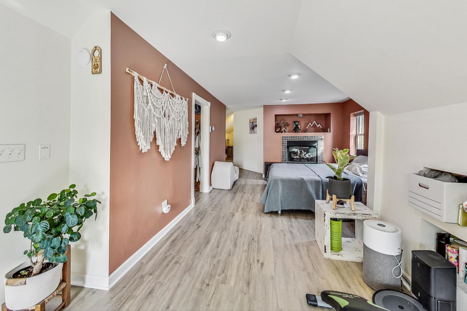 1655 N Claremont Avenue