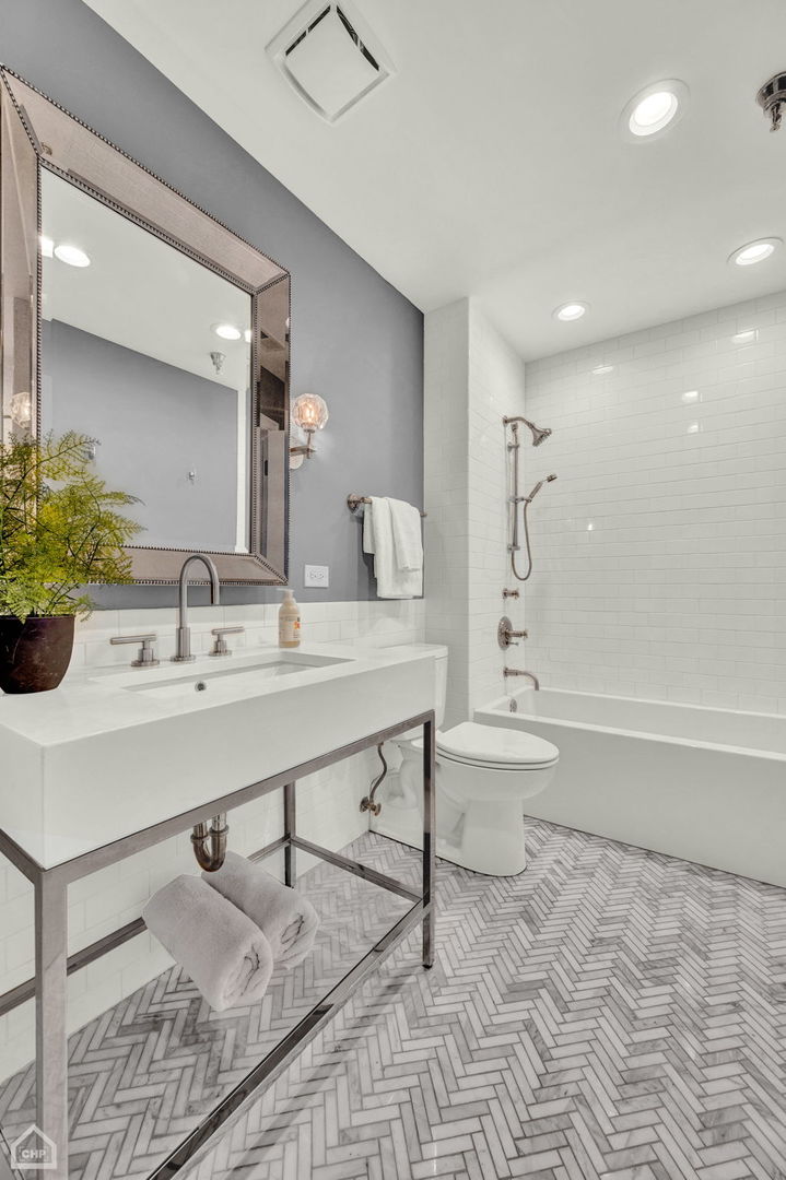 312 N May Street Unit: 5KL