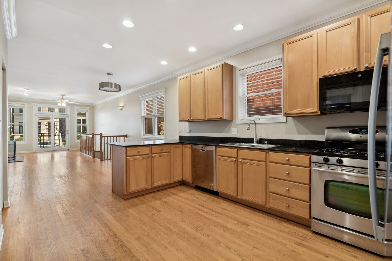 3937 N GREENVIEW Avenue Unit: 1
