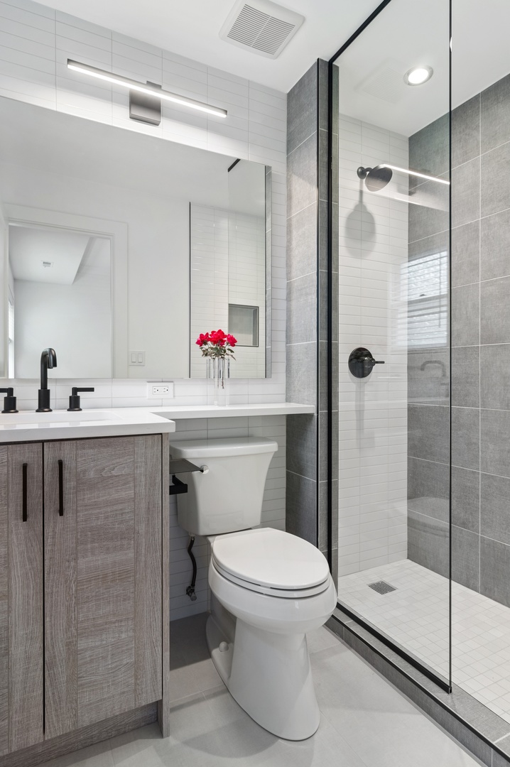 1116 W Addison Street Unit: 3