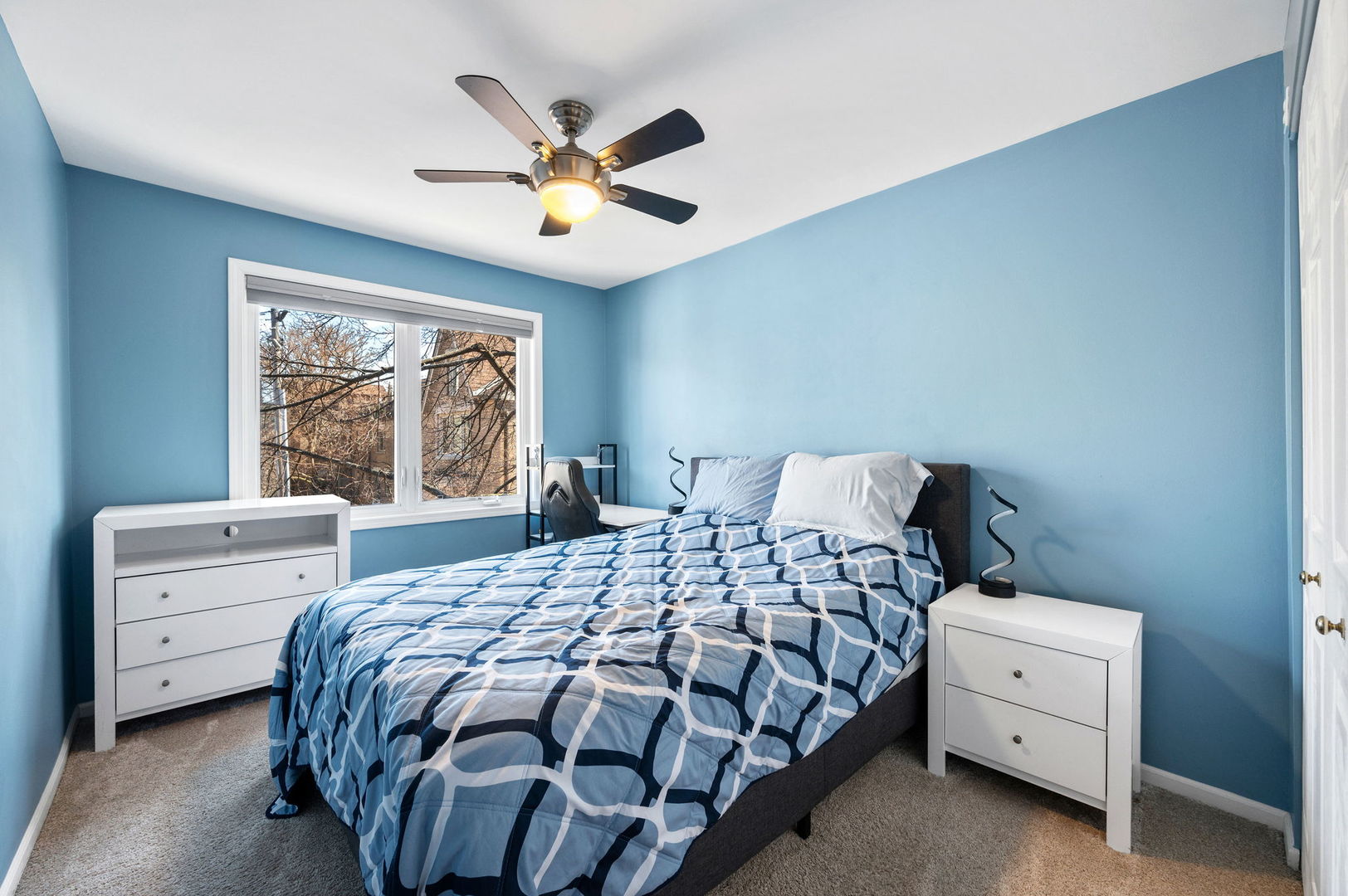 2729 N JANSSEN Avenue Unit: 2729