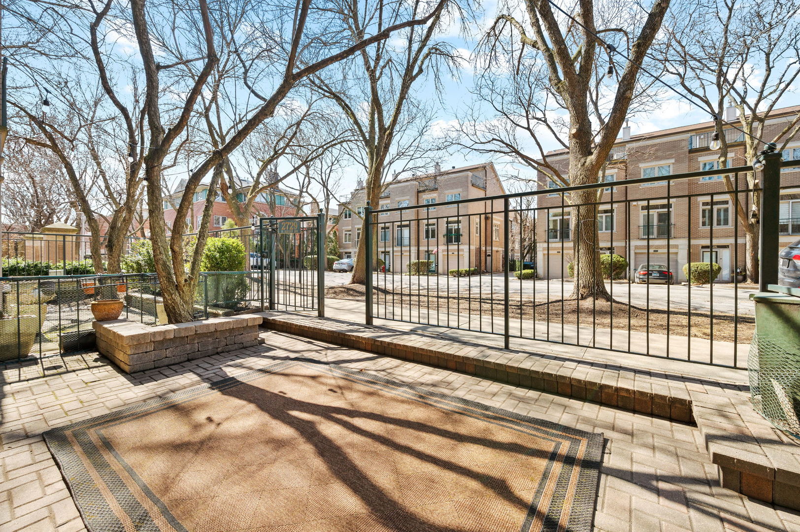 2729 N JANSSEN Avenue Unit: 2729