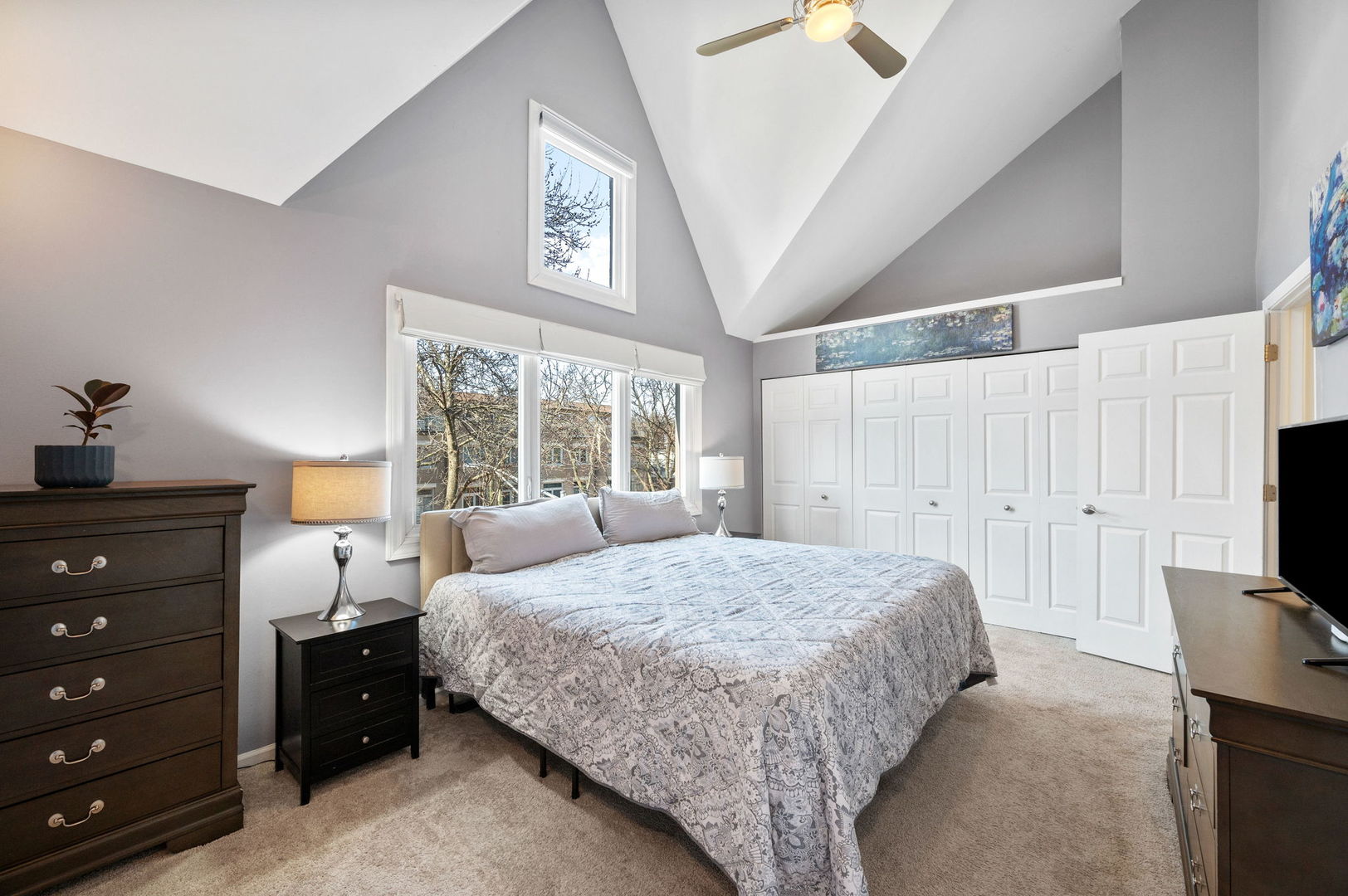 2729 N JANSSEN Avenue Unit: 2729