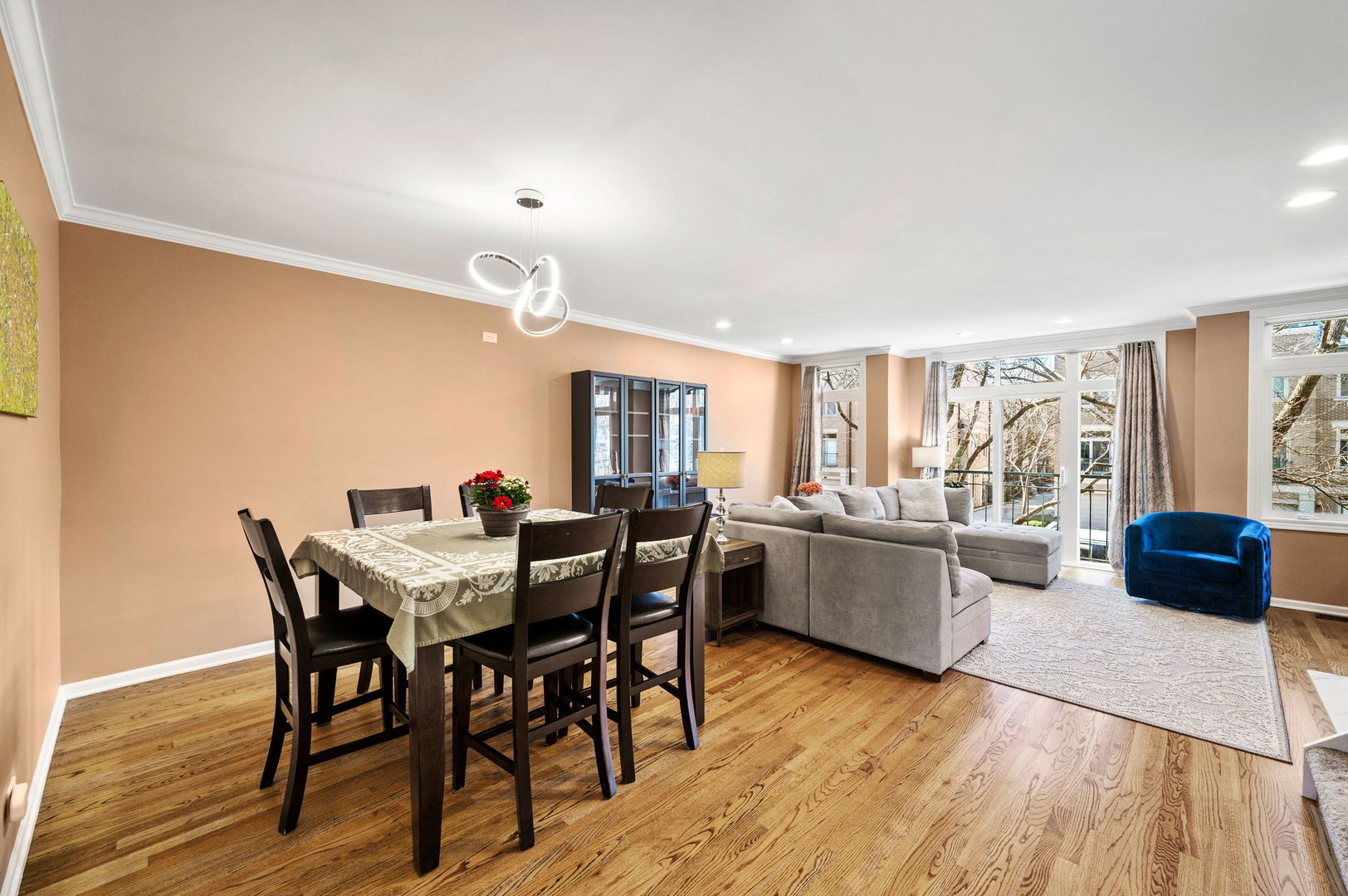 2729 N JANSSEN Avenue Unit: 2729