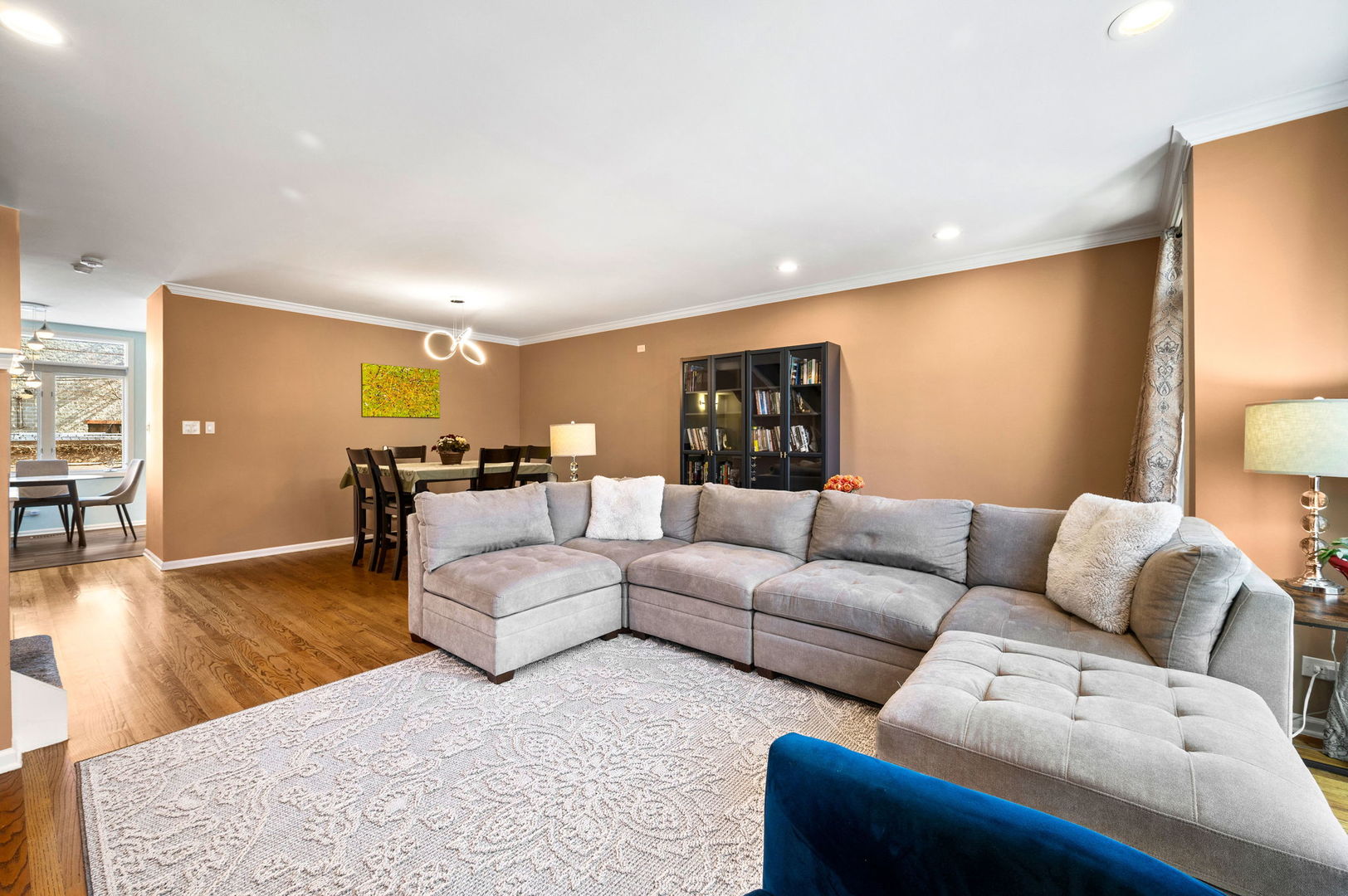 2729 N JANSSEN Avenue Unit: 2729