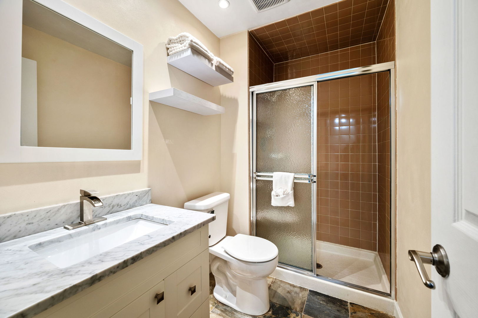 2729 N JANSSEN Avenue Unit: 2729