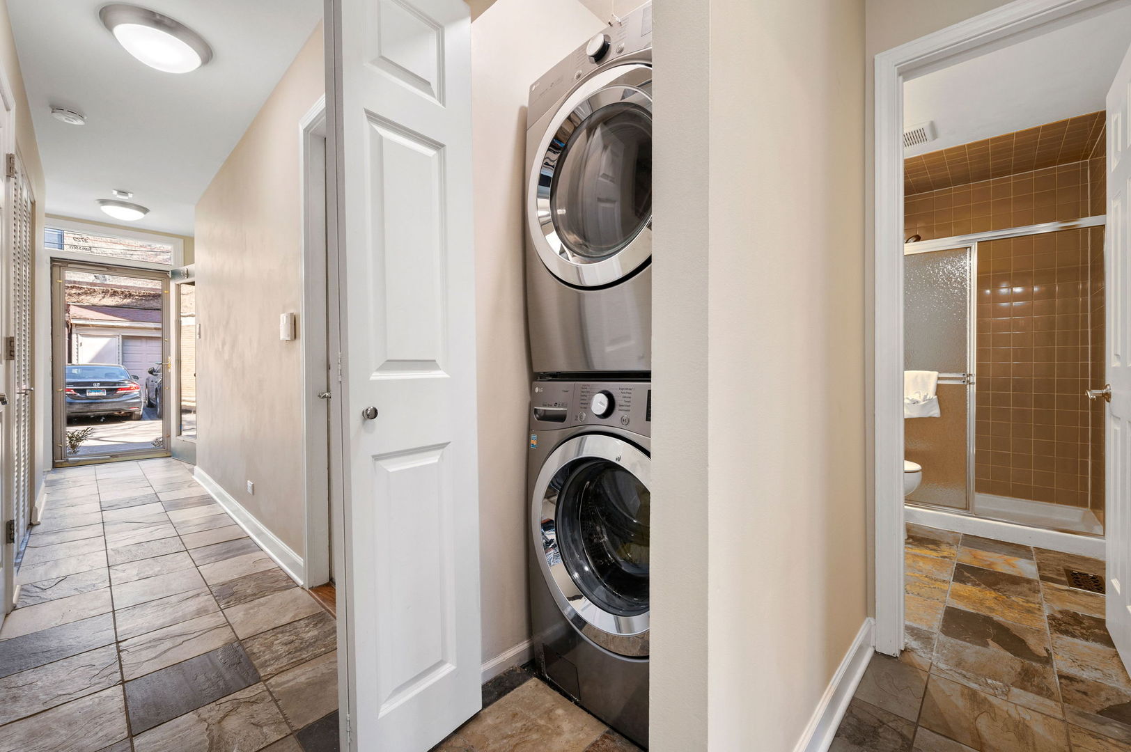 2729 N JANSSEN Avenue Unit: 2729